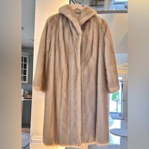 Elegant Real Mink vintage Fur Coat in Beige